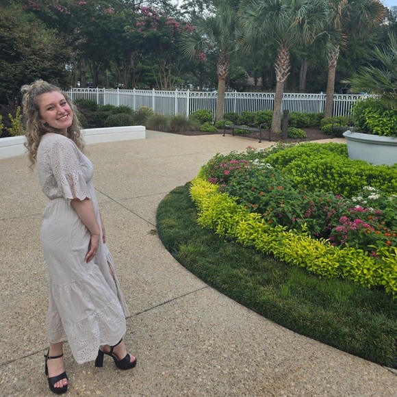 Meet your Posher, Aspen - Picture 2 of 8